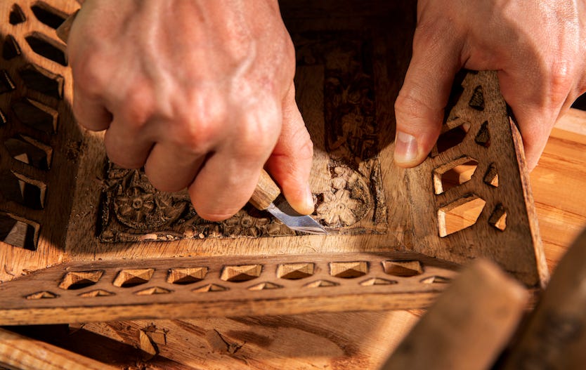 incisione del legno per la creazione di opere 