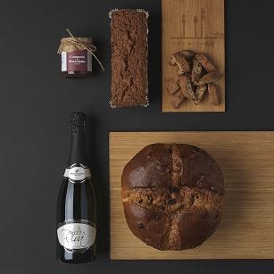 Pacco natalizio Trentiner La Dolce Vita con panettone, spumante, torta, cantucci e composta